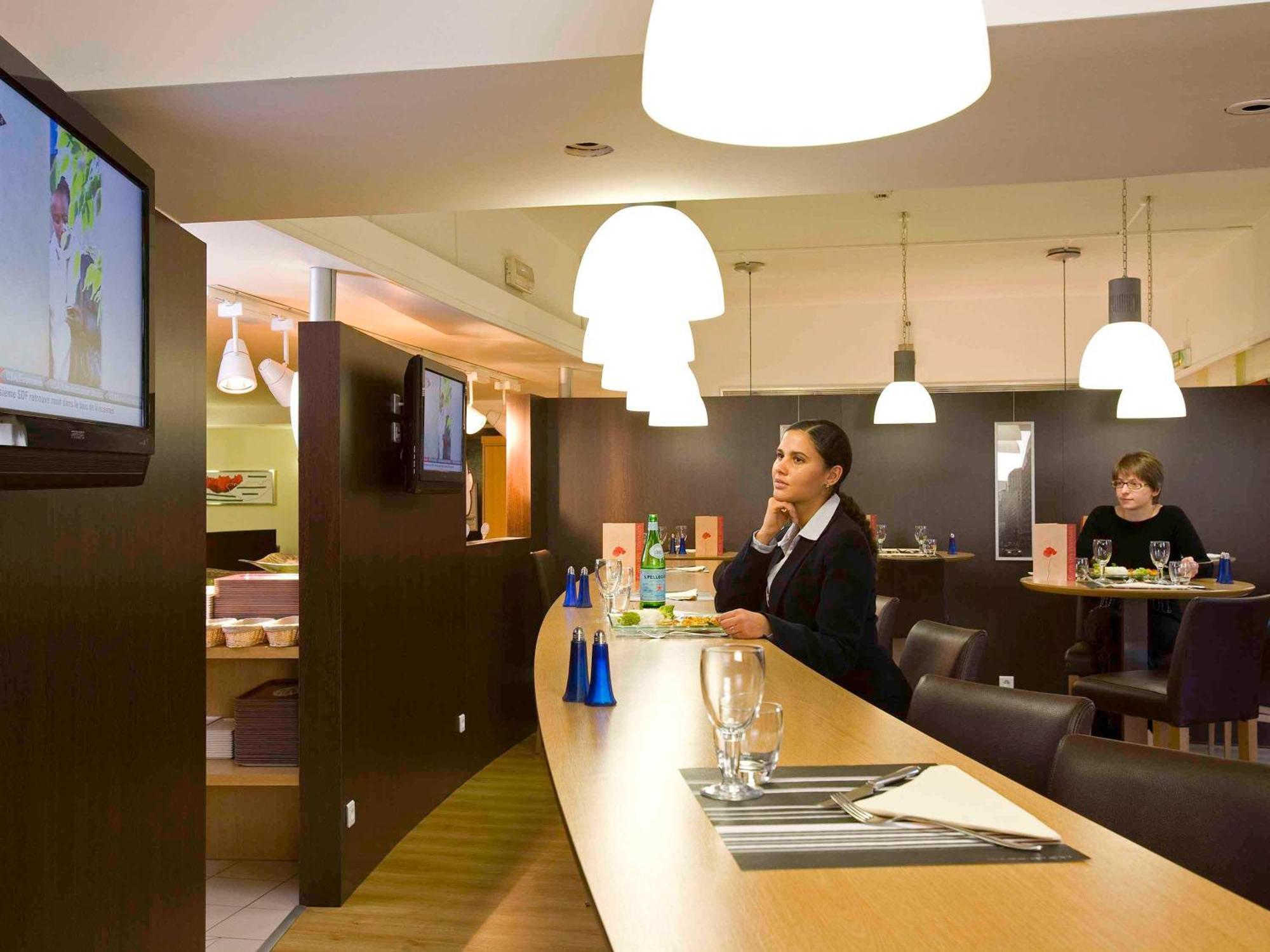 Отель Ibis Paris Le Bourget Ла-Курнёв Экстерьер фото
