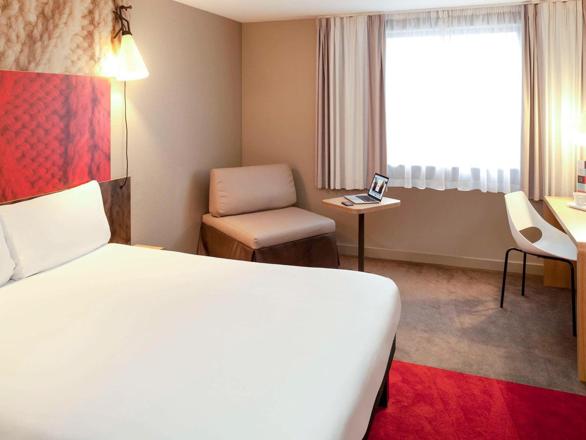 Отель Ibis Paris Le Bourget Ла-Курнёв Экстерьер фото