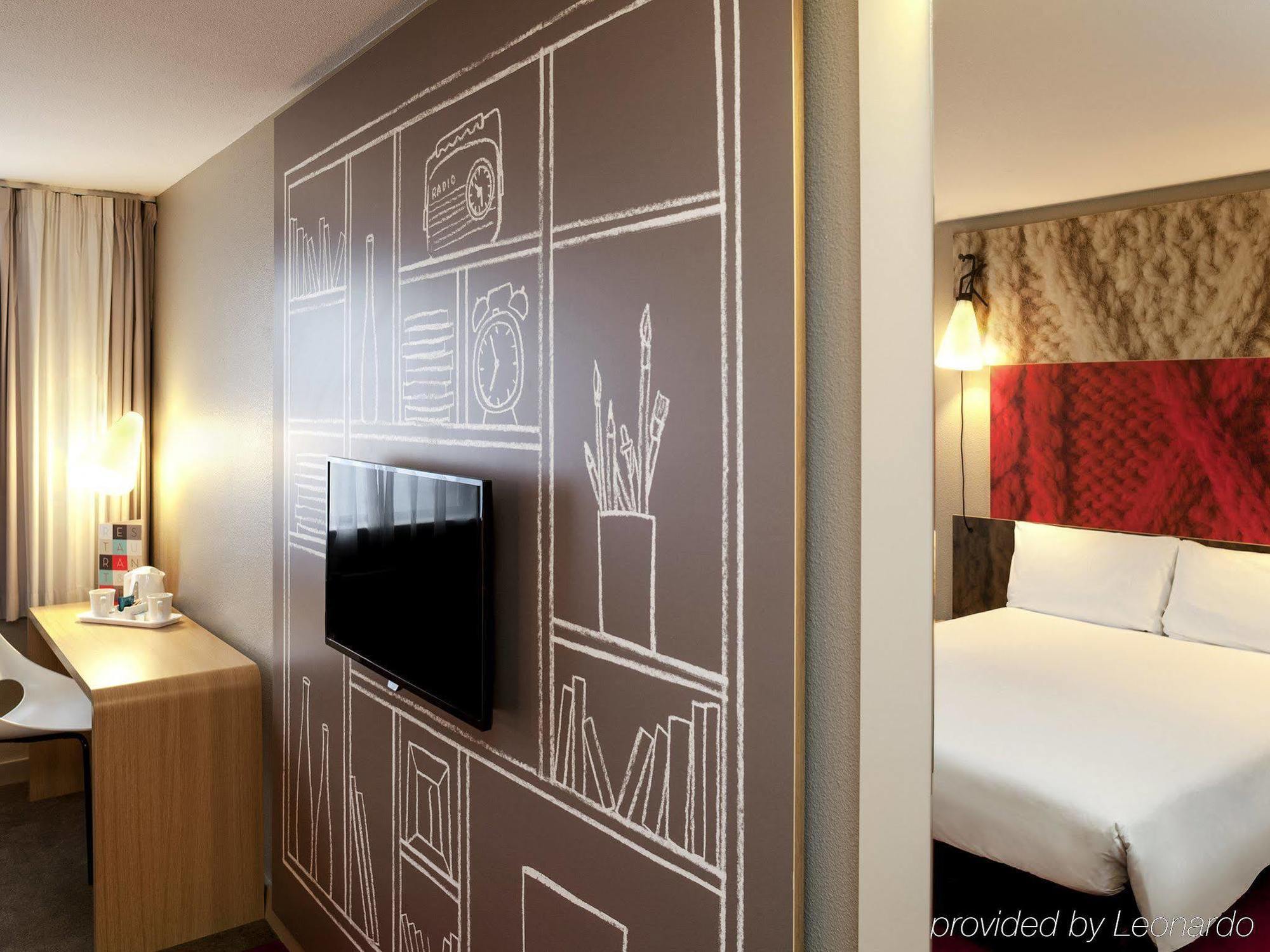 Отель Ibis Paris Le Bourget Ла-Курнёв Экстерьер фото