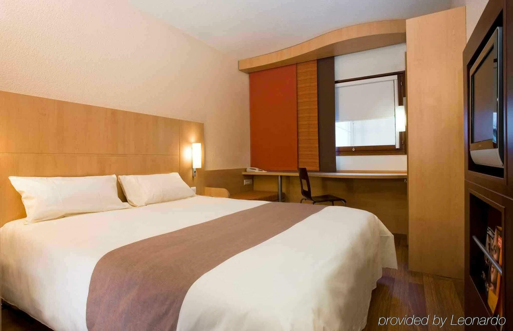 Отель Ibis Paris Le Bourget Ла-Курнёв Экстерьер фото